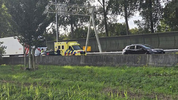 Ongeval tussen vrachtwagen en personenauto zorgt voor korte verkeershinder op A15