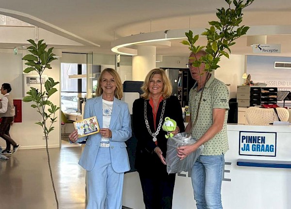 Burgemeester Van Driel neemt eerste geboorteboom in ontvangst