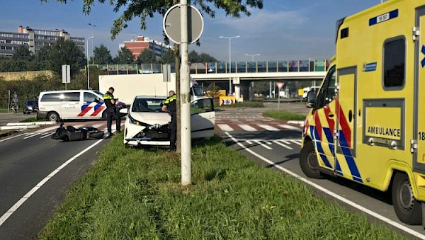 Scooterrijder gewond na botsing met auto op rotonde Burgemeester Keijzerweg