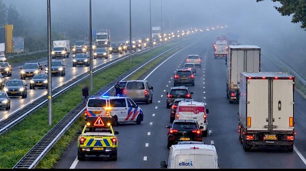 Twee voertuigen botsen op A15 bij Papendrecht: rijstrook tijdelijk afgesloten