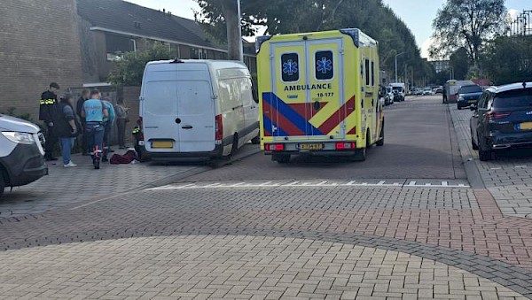 Man bekneld onder bedrijfsbus tijdens wisselen van wielen