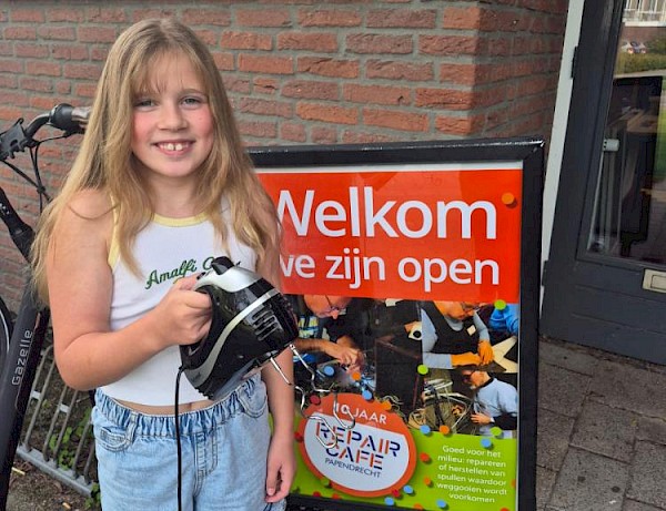 Groep 6 van Prins Constantijn haalt elektronisch afval op voor E-waste Race