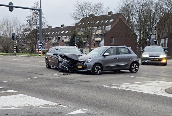 Flinke botsing op kruising Burgemeester Keijzerweg/Platanenlaan