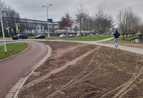 Rotonde Veerweg/Burgemeester Keijzerweg aan Molenvlietzijde aangepast