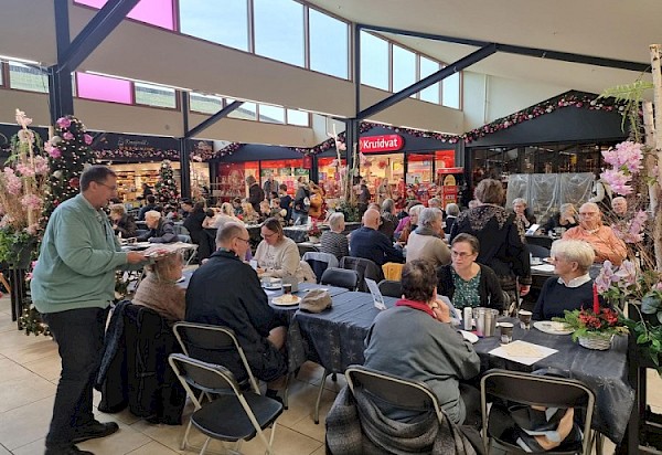 Papendrechters genieten van Kerstontbijt in Winkelcentrum Westpolder