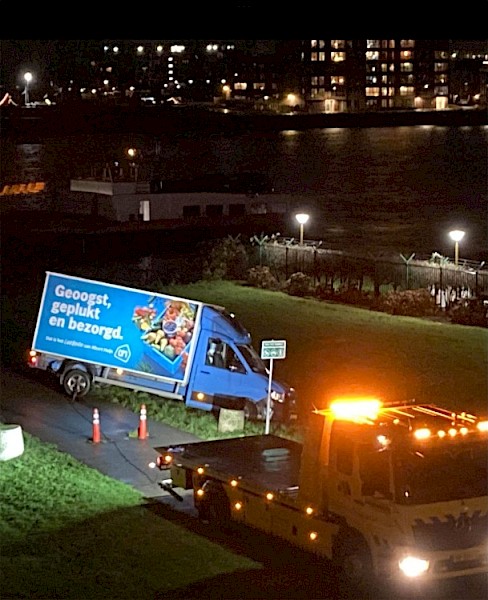 Bezorgbus Albert Heijn van de weg geraakt