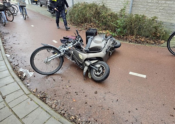 Fietster raakt gewond bij aanrijding met scooterrijder op Burgemeester Keijzerweg