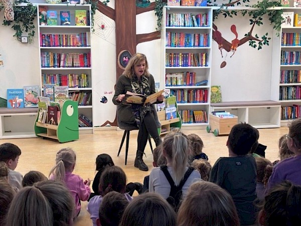 Burgemeester en wethouder lezen voor op OBS de Knotwilg