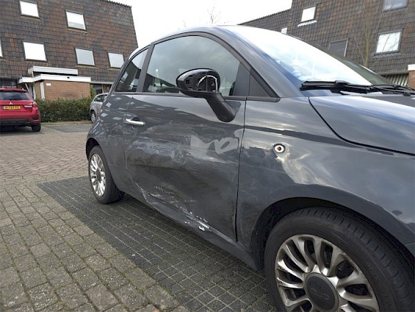 Zwarte bestelbus rijdt door na botsing, getuigen gezocht