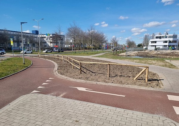Hek geplaatst voor 'stoute' fietsers op rotonde Burgemeester Keijzerweg / Veerweg