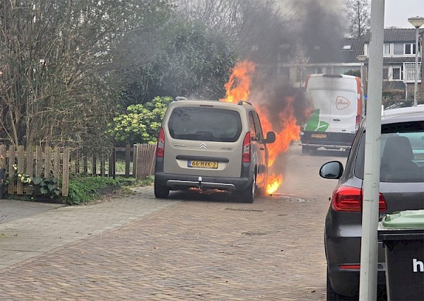 Auto gaat in vlammen op in de Pieter Langendijkstraat