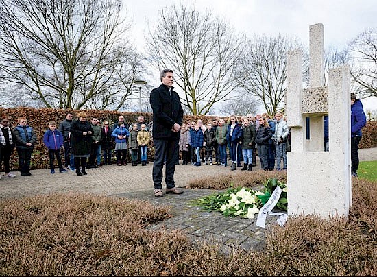 Adoptie oorlogsmonument met twee minuten stilte en krans- en bloemlegging