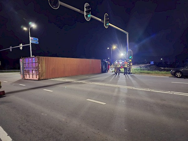 Vrachtwagen belandt op zijn kant met optrekken
