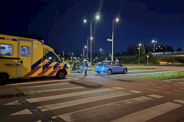 Britse automobilist ziet scooter over het hoofd op kluifrotonde
