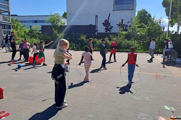 De sport- en spelbus van Suppord bezoekt schoolpleinen