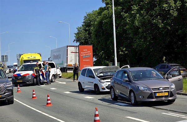 Twee auto's botsen op Burgemeester Keijzerweg