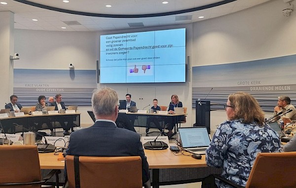 Gemeenteraad akkoord met planten van boom op ligweide zwembad
