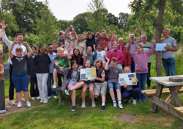 Knotploeg De Wilg verrast Bij de Heerlijkheid met een donatie