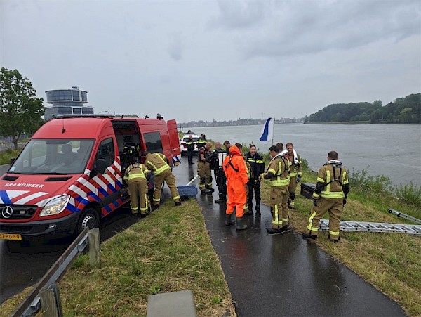 Auto te water aan de Anthony Fokkerweg