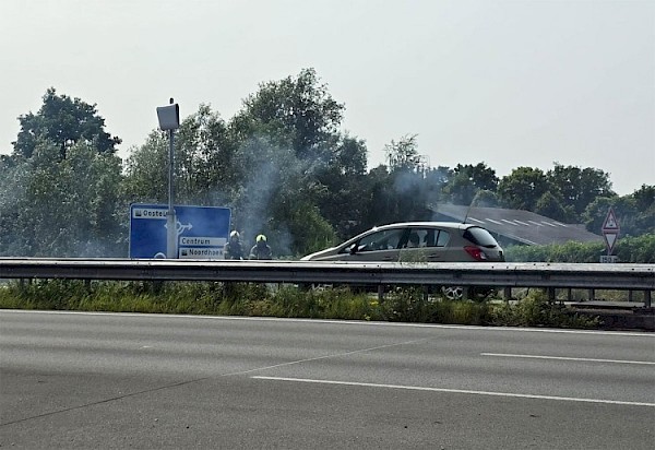 Brandweer blust bermbrand bij afslag N3