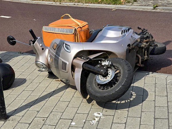 Auto en scooter botsen op rotonde Burgemeester Keijzerweg / Veerweg