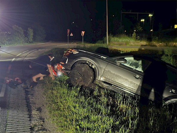 Auto te water aan Parallelweg, bestuurder spoorloos