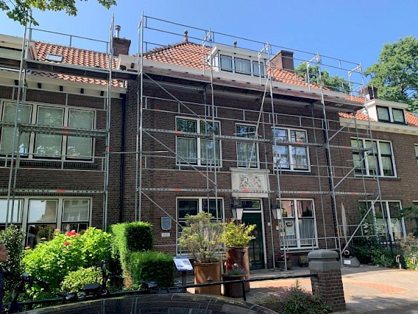 Het dak eraf. Reparatie dak van museum dorpsbehoud begonnen.