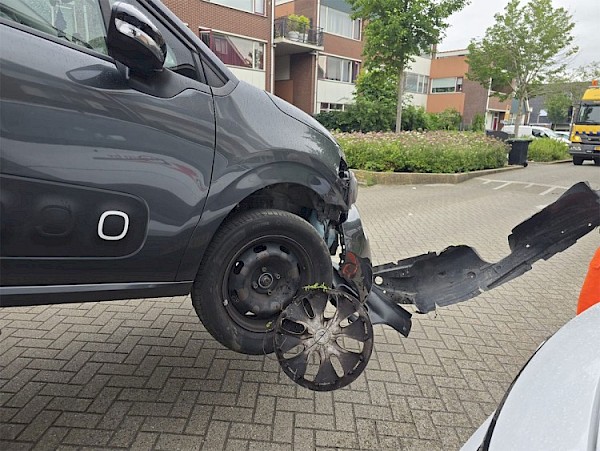 Man rijdt per ongeluk hard tegen rand plantsoen Stellingmolen aan