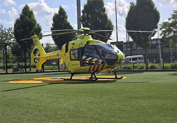 Traumahelikopter landt op Cruyff court voor medische noodsituatie