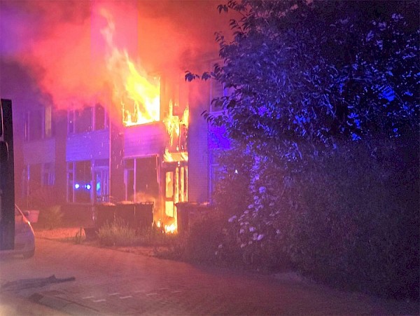 Uitslaande woningbrand door explosief aan de Vincent van Goghlaan